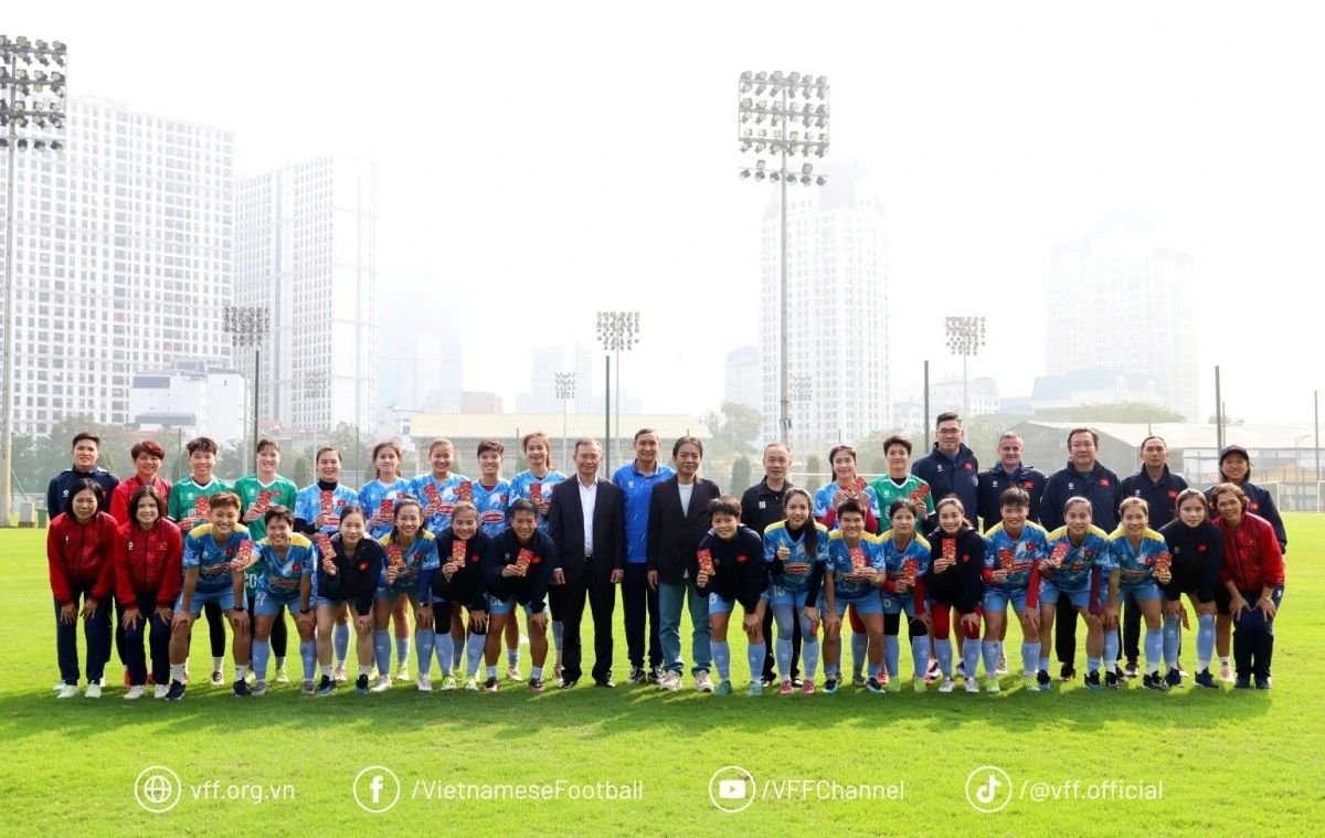 Female footballers receive warm encouragement ahead of Lunar New Year